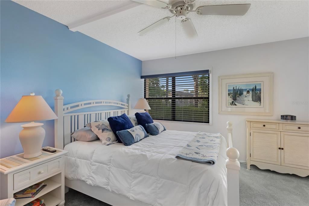 For Sale: $180,000 (2 beds, 2 baths, 1045 Square Feet)