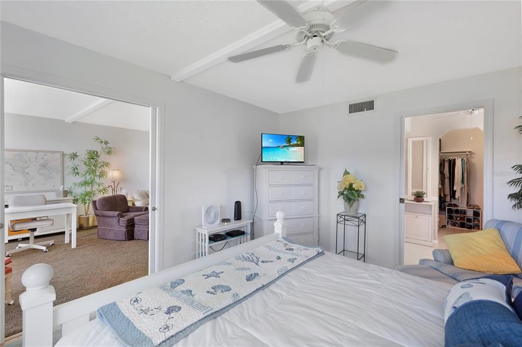 For Sale: $180,000 (2 beds, 2 baths, 1045 Square Feet)