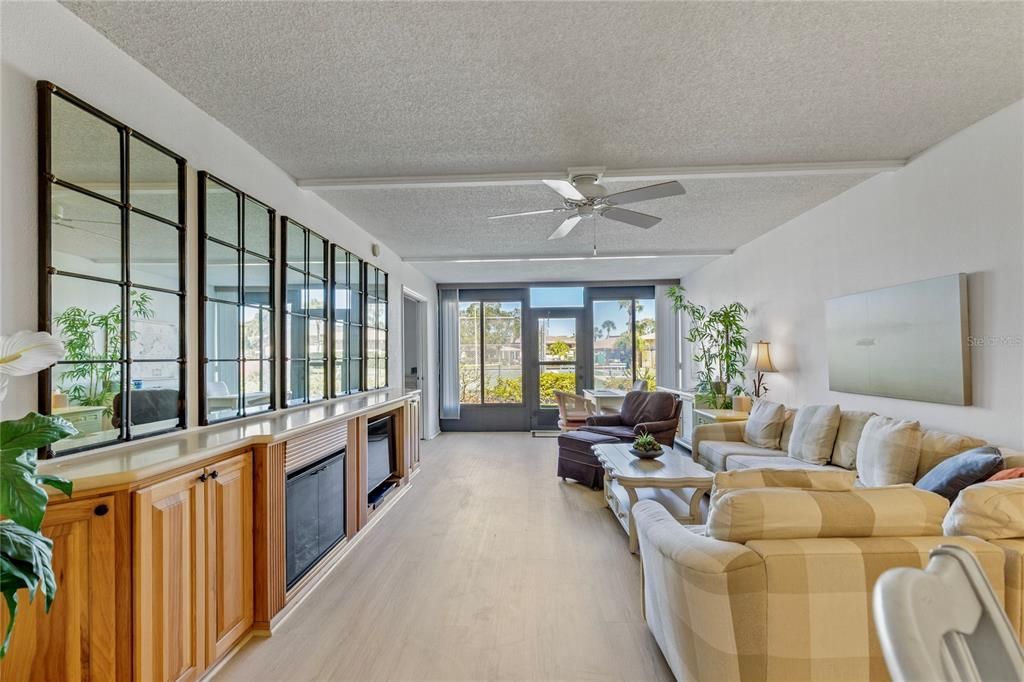 For Sale: $180,000 (2 beds, 2 baths, 1045 Square Feet)