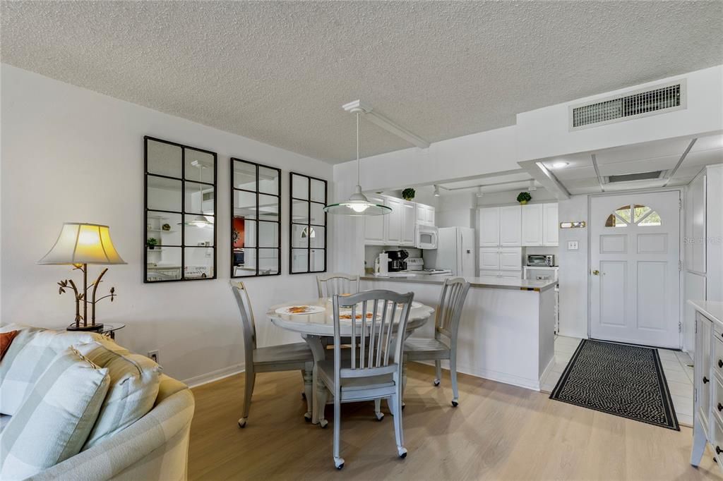 For Sale: $180,000 (2 beds, 2 baths, 1045 Square Feet)