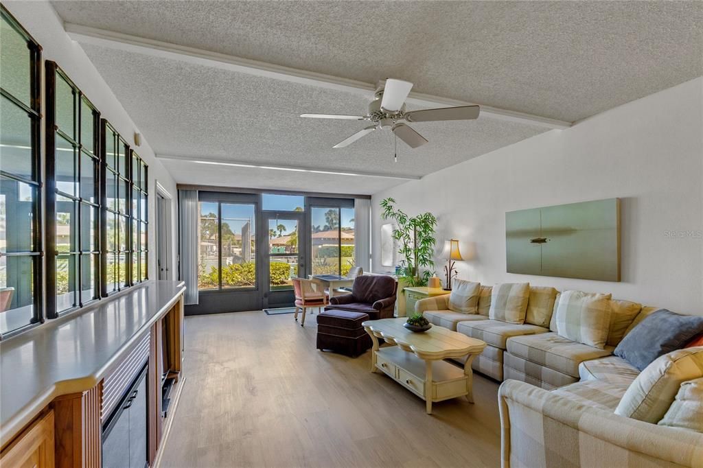 For Sale: $180,000 (2 beds, 2 baths, 1045 Square Feet)