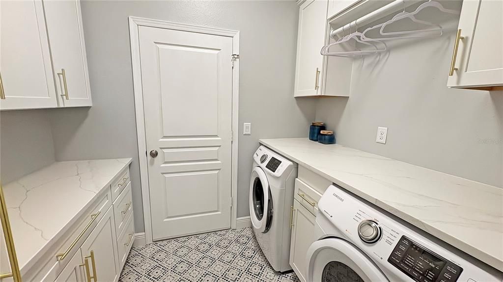 合同活跃: $430,000 (2 贝兹, 2 浴室, 1892 平方英尺)