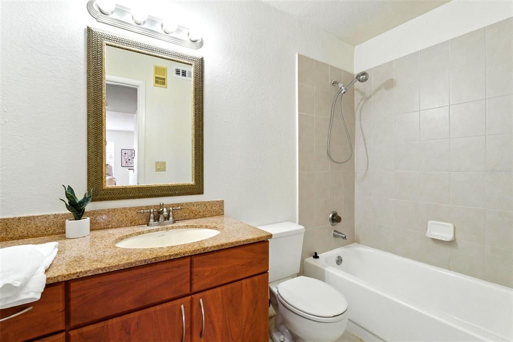 Под контрактом: $218,000 (2 спален, 2 ванн, 971 Квадратных фут)