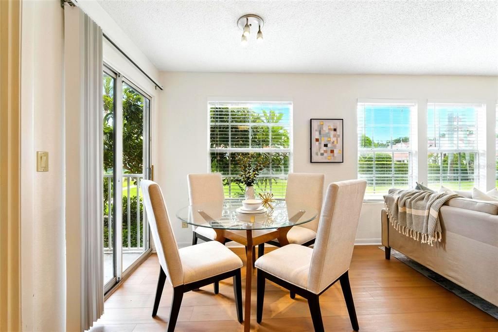 Под контрактом: $218,000 (2 спален, 2 ванн, 971 Квадратных фут)