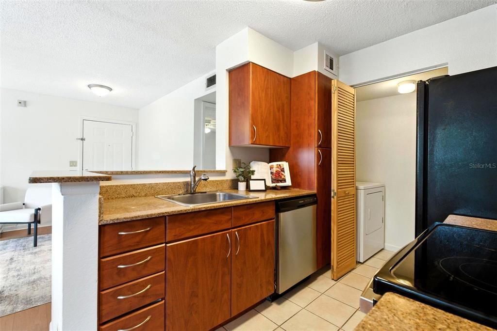 Под контрактом: $218,000 (2 спален, 2 ванн, 971 Квадратных фут)