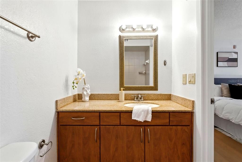 Под контрактом: $218,000 (2 спален, 2 ванн, 971 Квадратных фут)