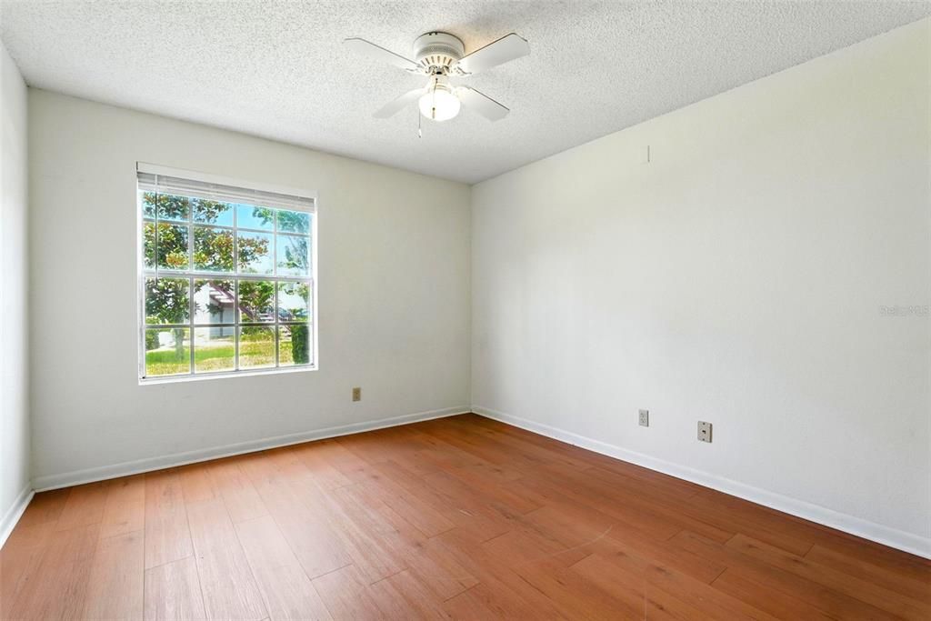 Под контрактом: $218,000 (2 спален, 2 ванн, 971 Квадратных фут)