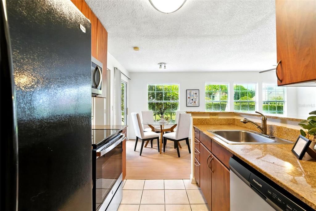 Под контрактом: $218,000 (2 спален, 2 ванн, 971 Квадратных фут)