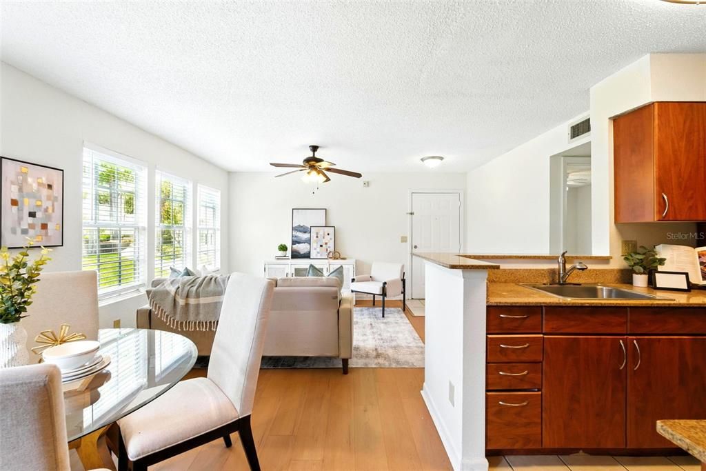 Под контрактом: $218,000 (2 спален, 2 ванн, 971 Квадратных фут)