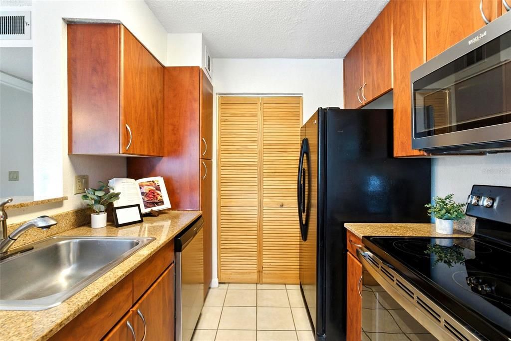 Под контрактом: $218,000 (2 спален, 2 ванн, 971 Квадратных фут)