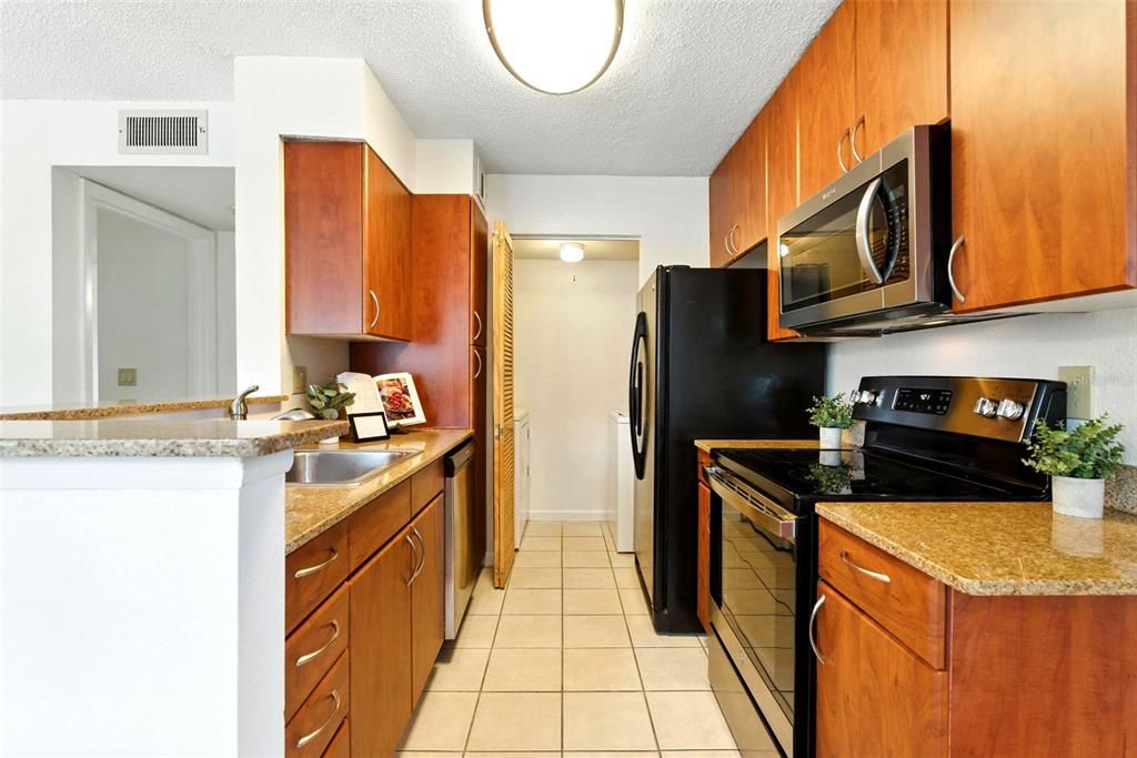 Под контрактом: $218,000 (2 спален, 2 ванн, 971 Квадратных фут)