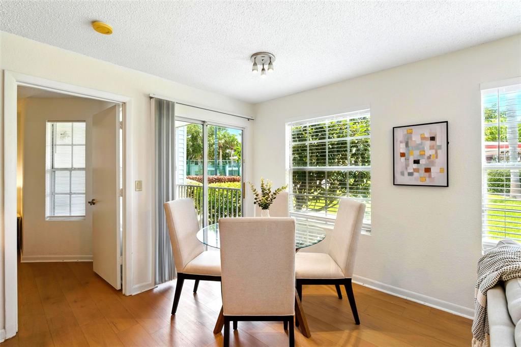 Под контрактом: $218,000 (2 спален, 2 ванн, 971 Квадратных фут)