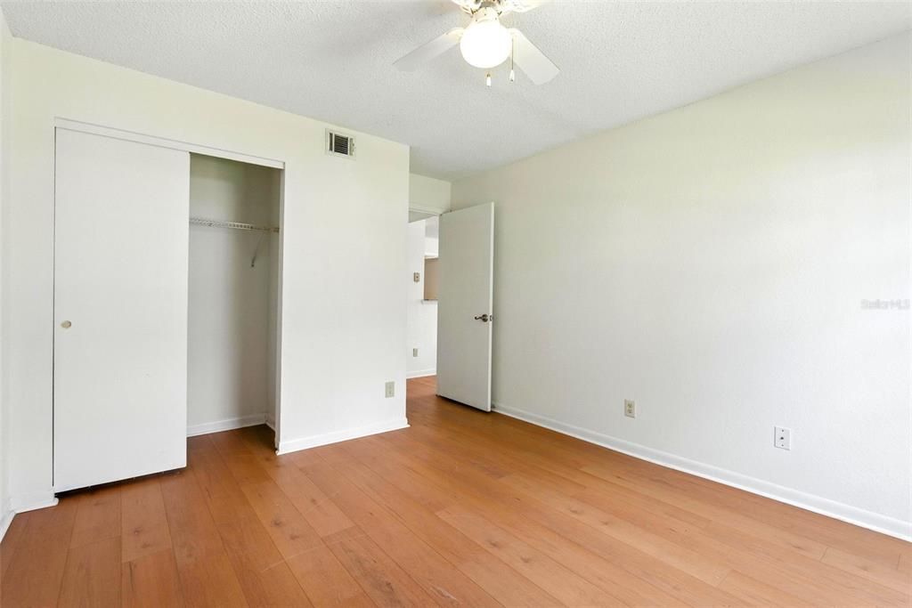 Под контрактом: $218,000 (2 спален, 2 ванн, 971 Квадратных фут)