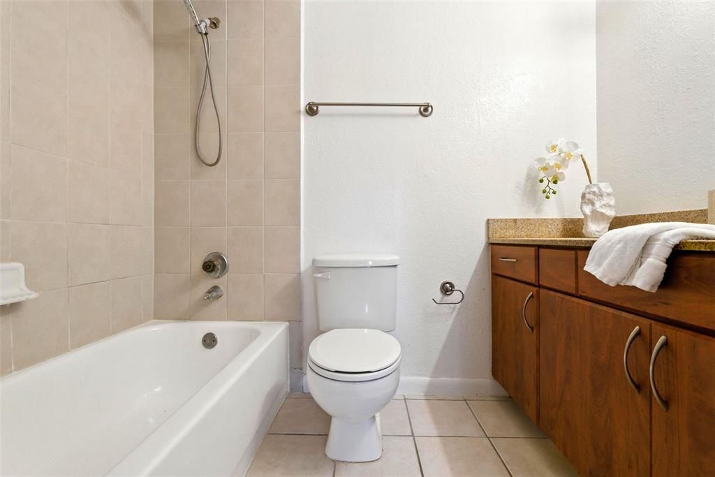 Под контрактом: $218,000 (2 спален, 2 ванн, 971 Квадратных фут)