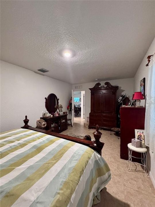 На продажу: $585,000 (6 спален, 3 ванн, 2902 Квадратных фут)