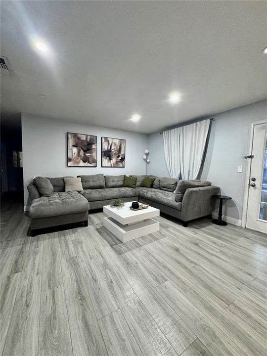 На продажу: $585,000 (6 спален, 3 ванн, 2902 Квадратных фут)