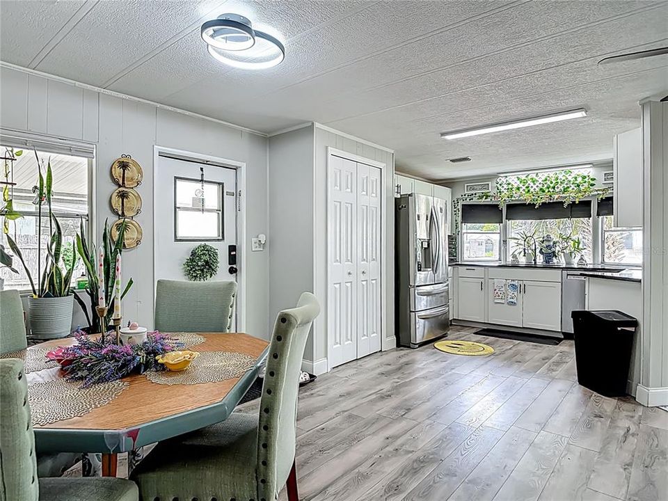 合同活跃: $215,000 (3 贝兹, 2 浴室, 1344 平方英尺)