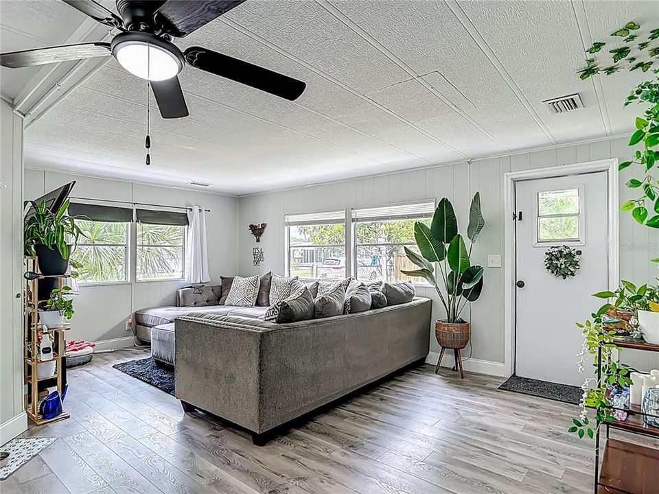 合同活跃: $215,000 (3 贝兹, 2 浴室, 1344 平方英尺)