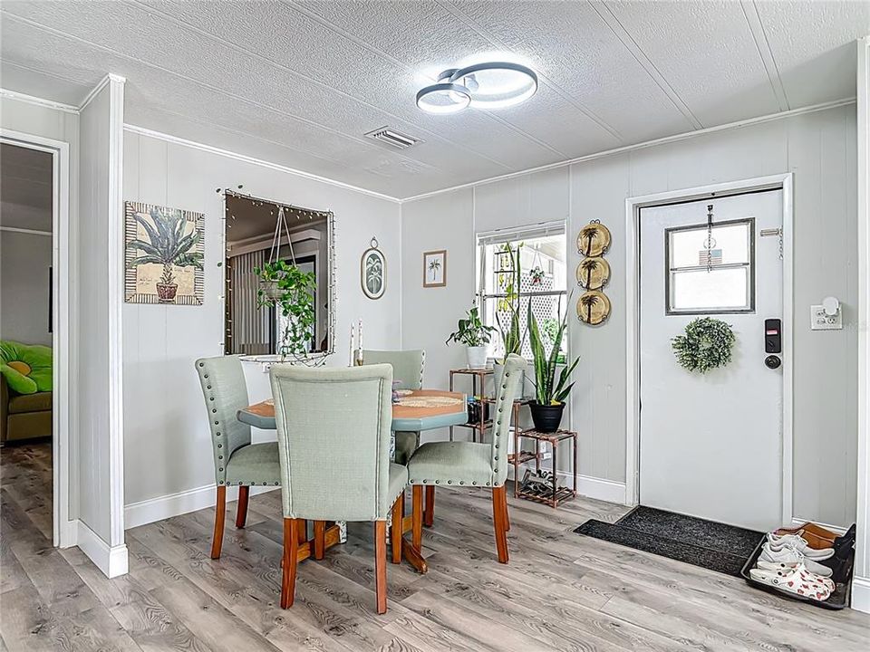 合同活跃: $215,000 (3 贝兹, 2 浴室, 1344 平方英尺)