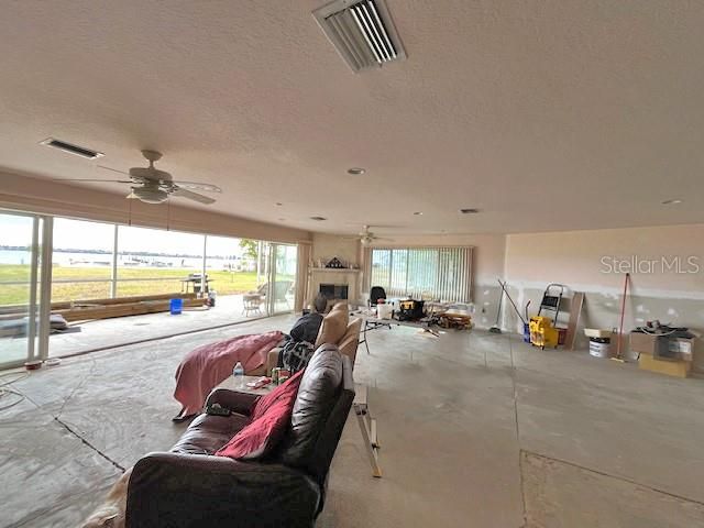 На продажу: $1,200,000 (0.83 acres)