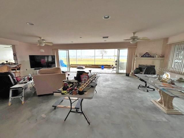 На продажу: $1,200,000 (0.83 acres)