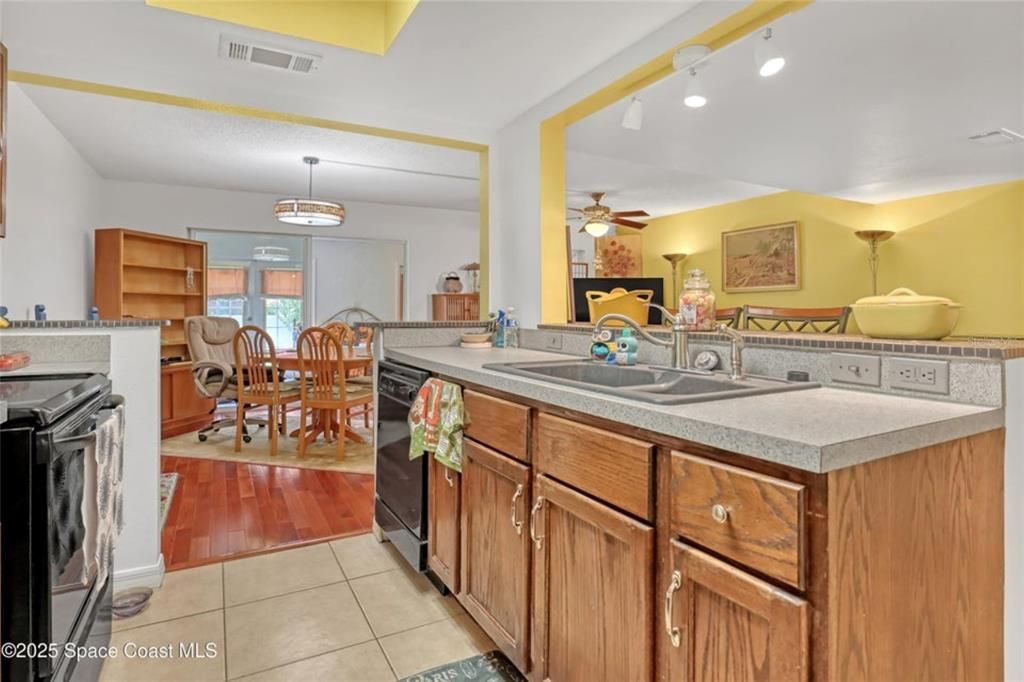 For Sale: $175,000 (3 beds, 3 baths, 1618 Square Feet)