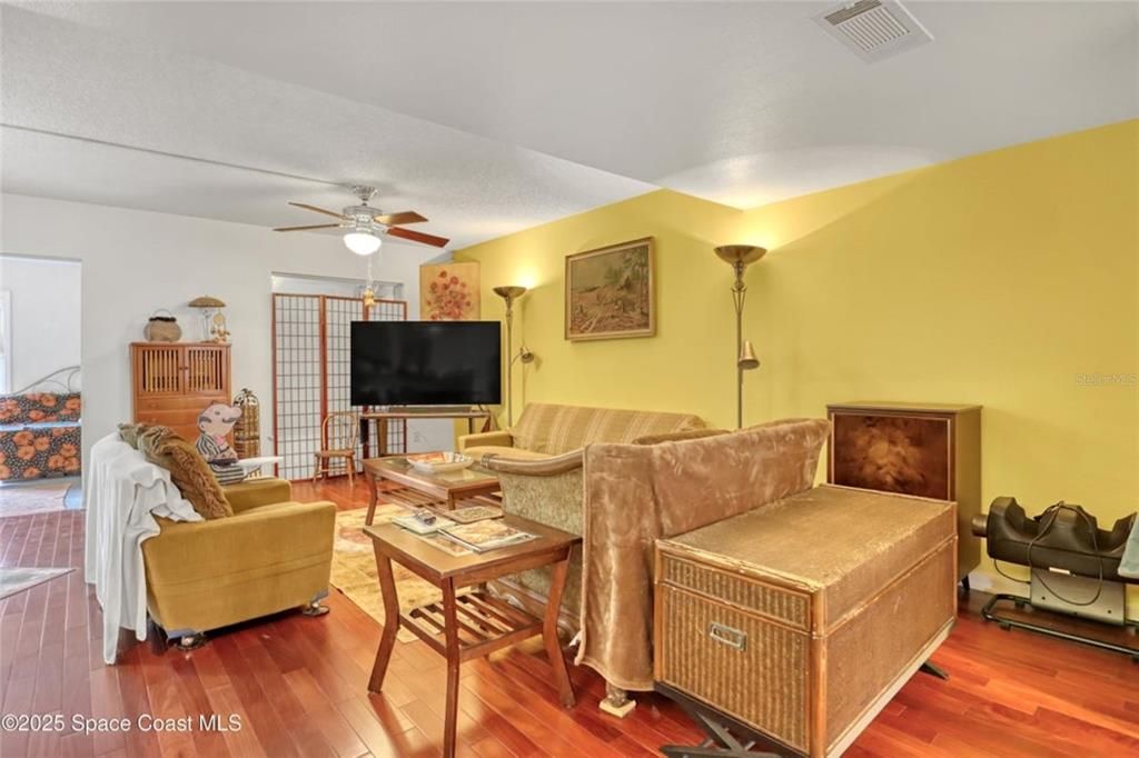 For Sale: $175,000 (3 beds, 3 baths, 1618 Square Feet)