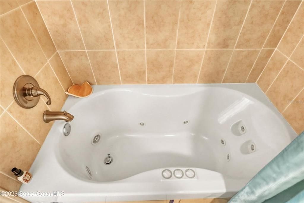 For Sale: $175,000 (3 beds, 3 baths, 1618 Square Feet)