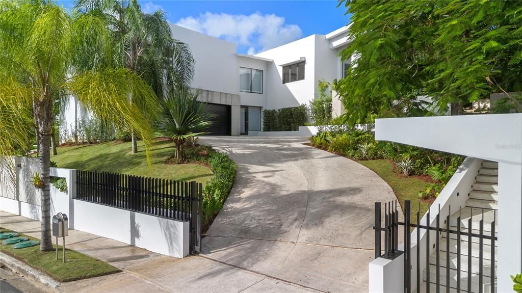 Vendido Recientemente: $3,400,000 (6 camas, 6 baños, 4400 Pies cuadrados)