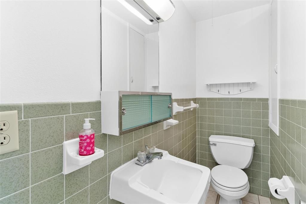 На продажу: $275,000 (2 спален, 1 ванн, 1020 Квадратных фут)