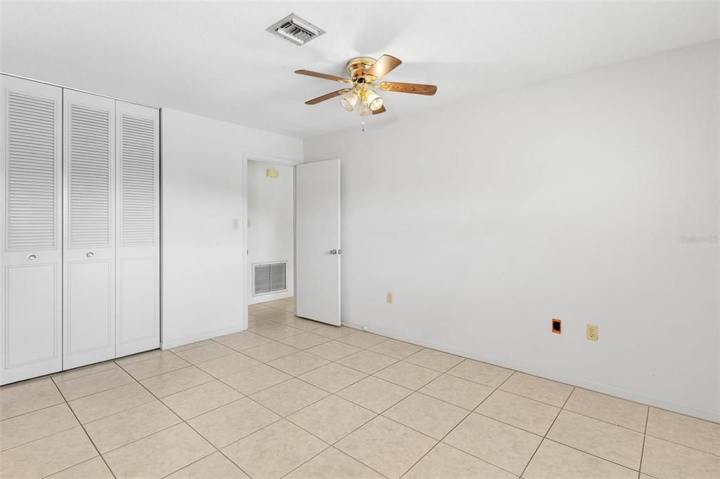 На продажу: $275,000 (2 спален, 1 ванн, 1020 Квадратных фут)