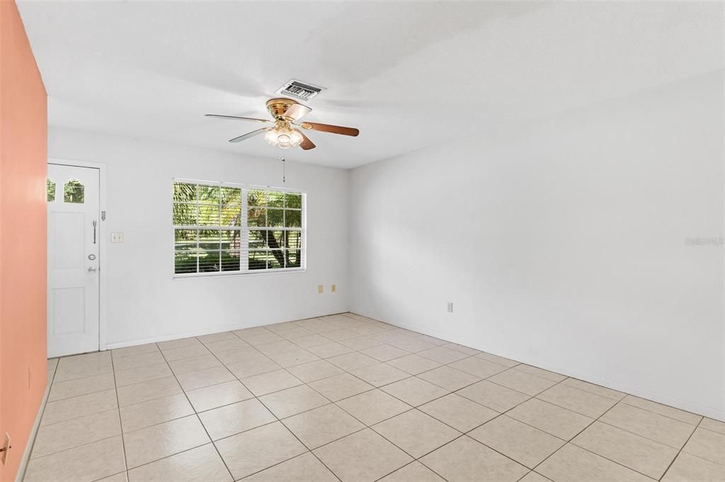 На продажу: $275,000 (2 спален, 1 ванн, 1020 Квадратных фут)