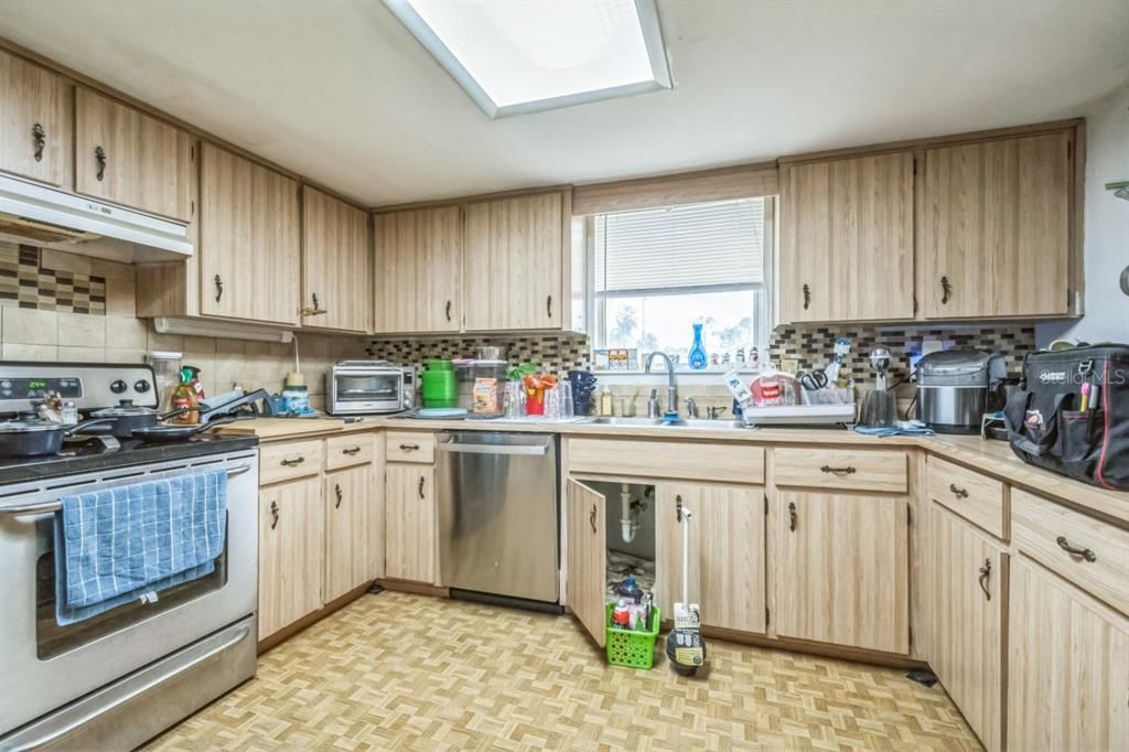 待售: $379,990 (6 贝兹, 0 浴室, 3758 平方英尺)