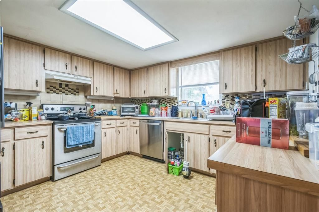 待售: $379,990 (6 贝兹, 0 浴室, 3758 平方英尺)