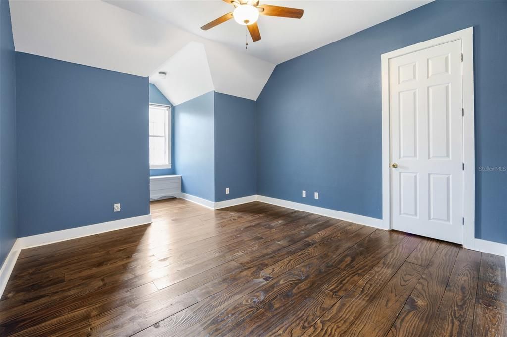 For Sale: $1,100,000 (5 beds, 4 baths, 3990 Square Feet)