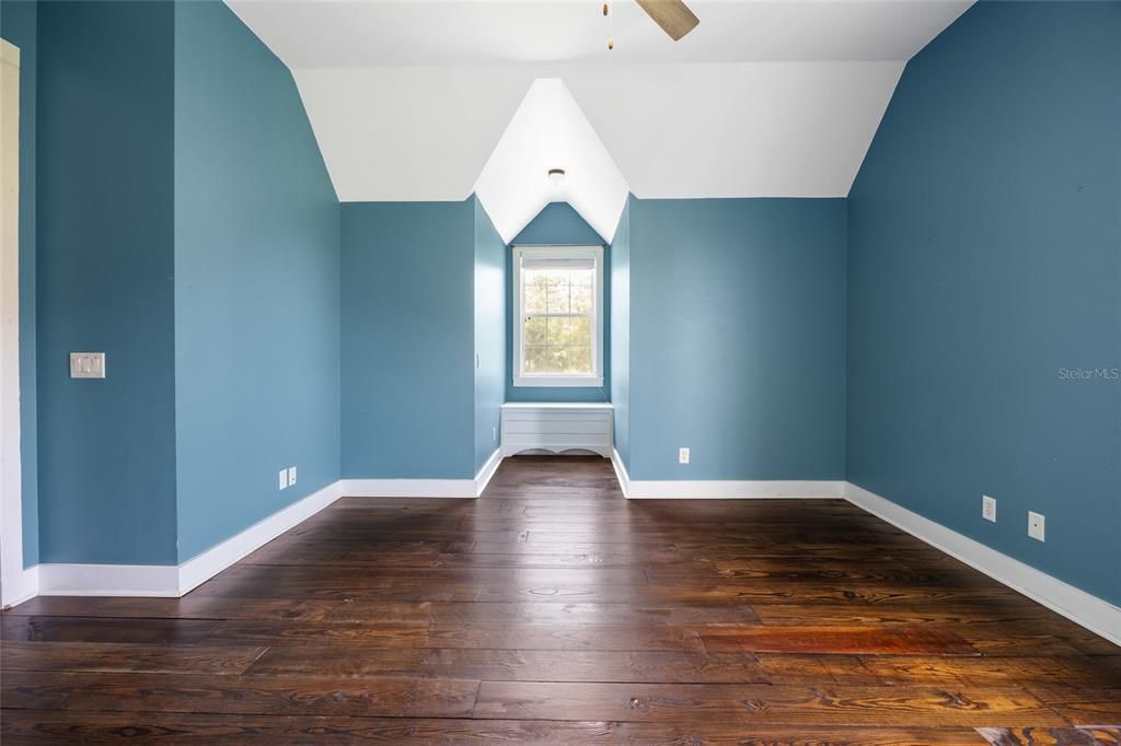 For Sale: $1,100,000 (5 beds, 4 baths, 3990 Square Feet)