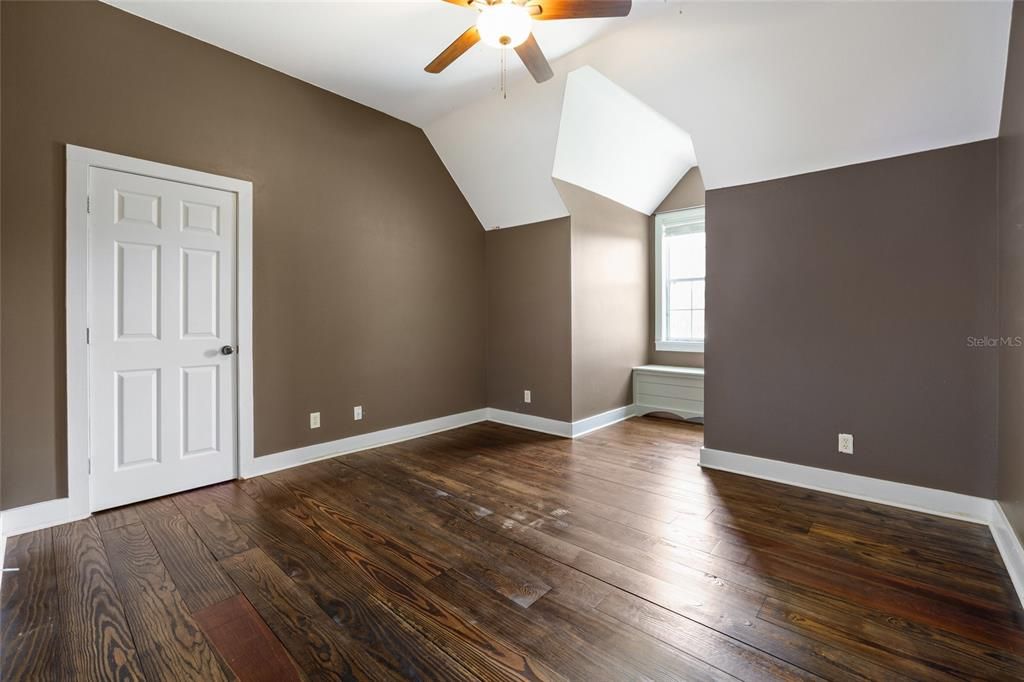 For Sale: $1,100,000 (5 beds, 4 baths, 3990 Square Feet)