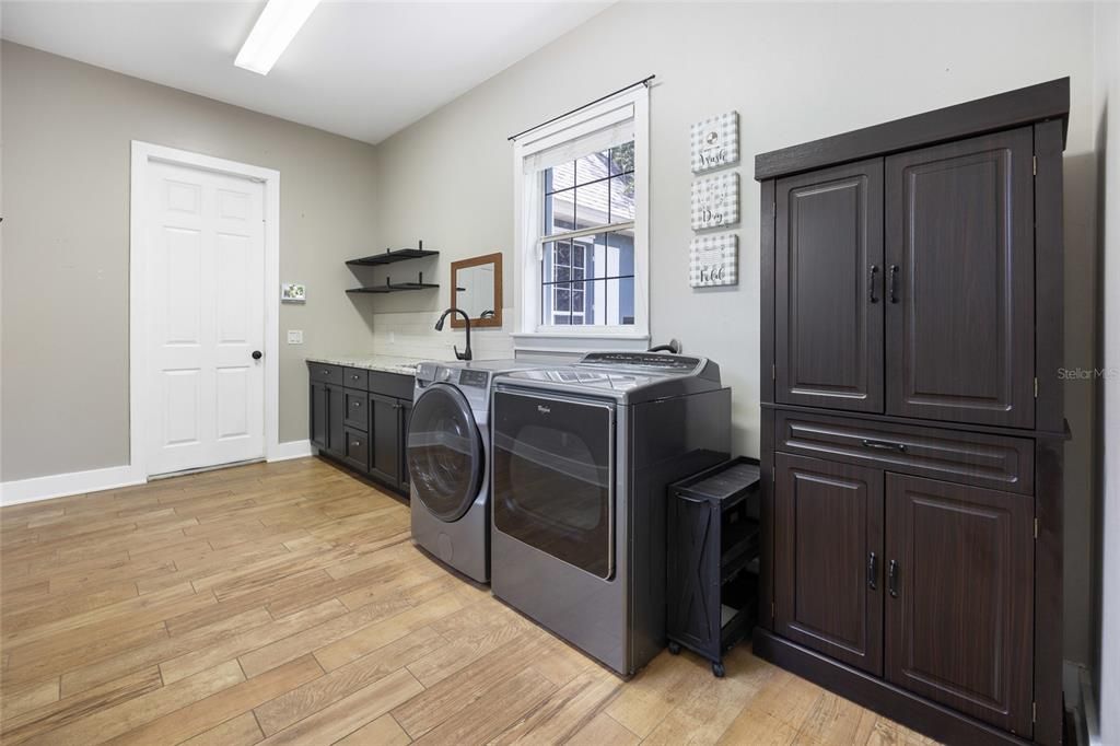 For Sale: $1,100,000 (5 beds, 4 baths, 3990 Square Feet)