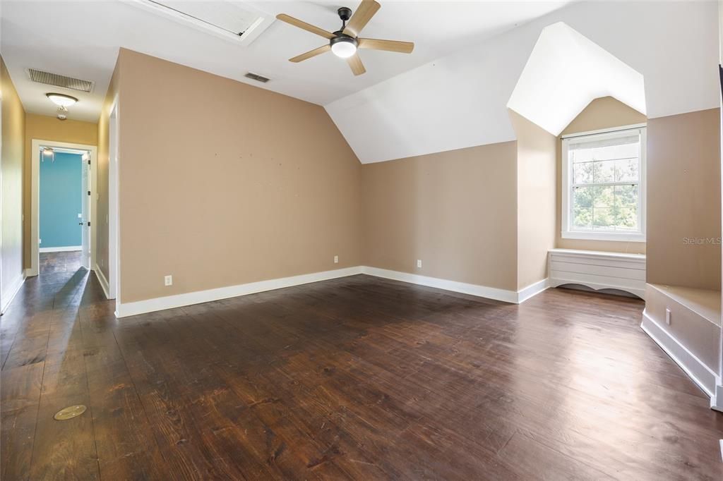 For Sale: $1,100,000 (5 beds, 4 baths, 3990 Square Feet)