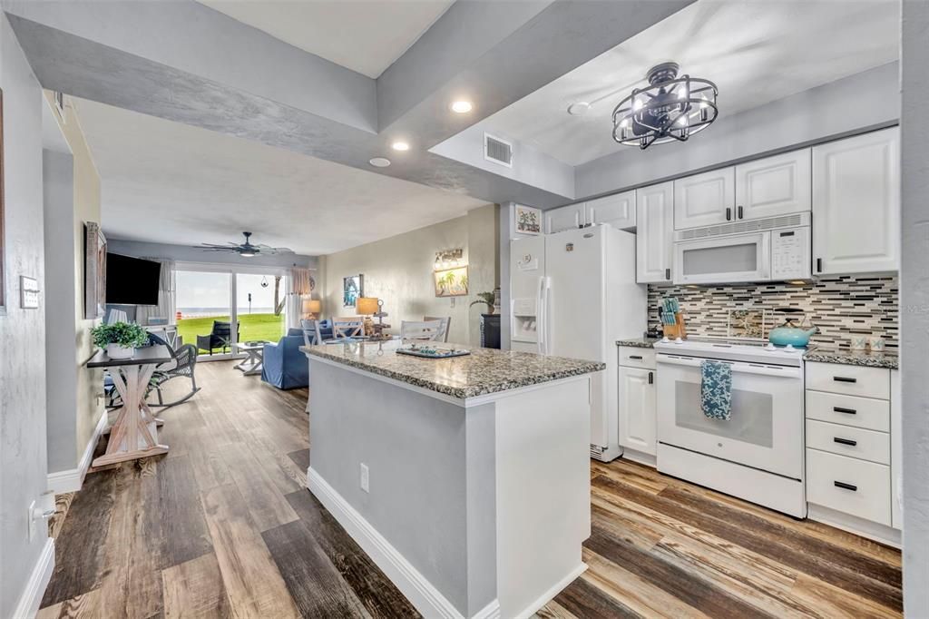 合同活跃: $375,000 (2 贝兹, 2 浴室, 1056 平方英尺)