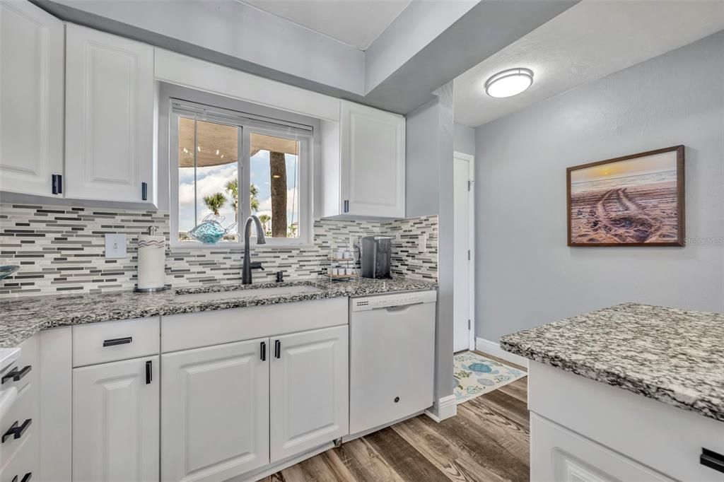 合同活跃: $375,000 (2 贝兹, 2 浴室, 1056 平方英尺)