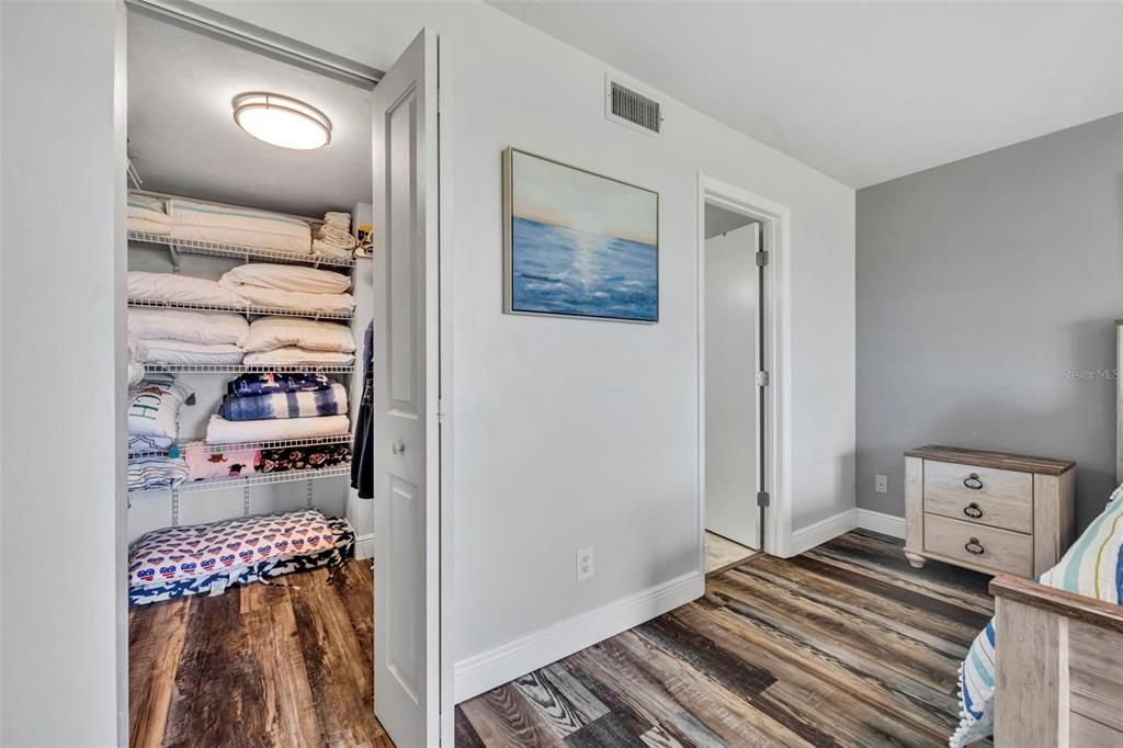 合同活跃: $375,000 (2 贝兹, 2 浴室, 1056 平方英尺)