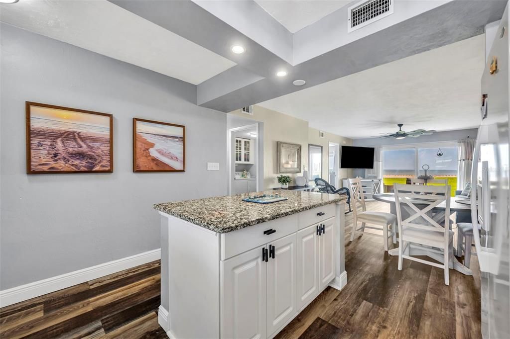 合同活跃: $375,000 (2 贝兹, 2 浴室, 1056 平方英尺)