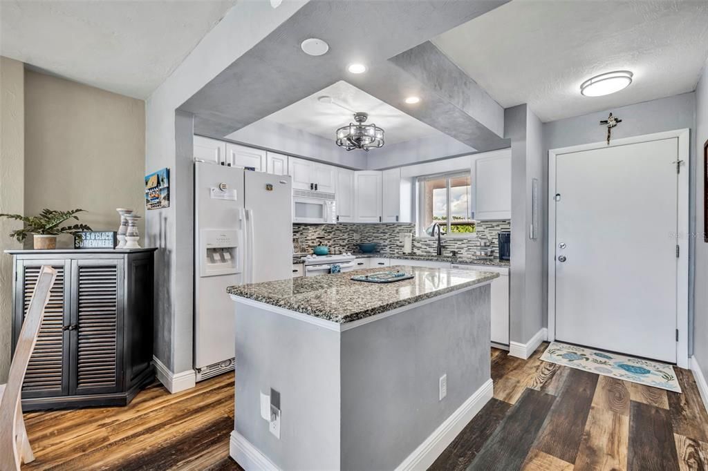 合同活跃: $375,000 (2 贝兹, 2 浴室, 1056 平方英尺)