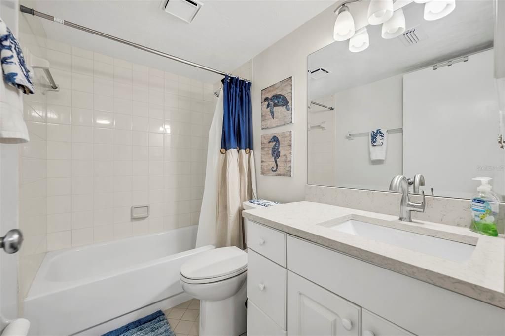 合同活跃: $375,000 (2 贝兹, 2 浴室, 1056 平方英尺)