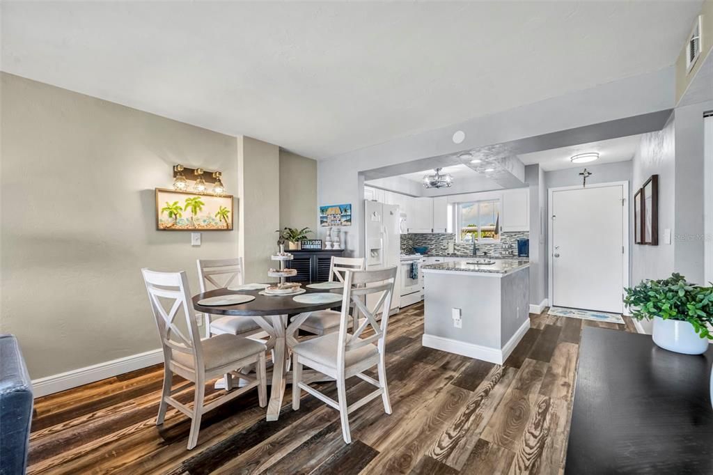 合同活跃: $375,000 (2 贝兹, 2 浴室, 1056 平方英尺)