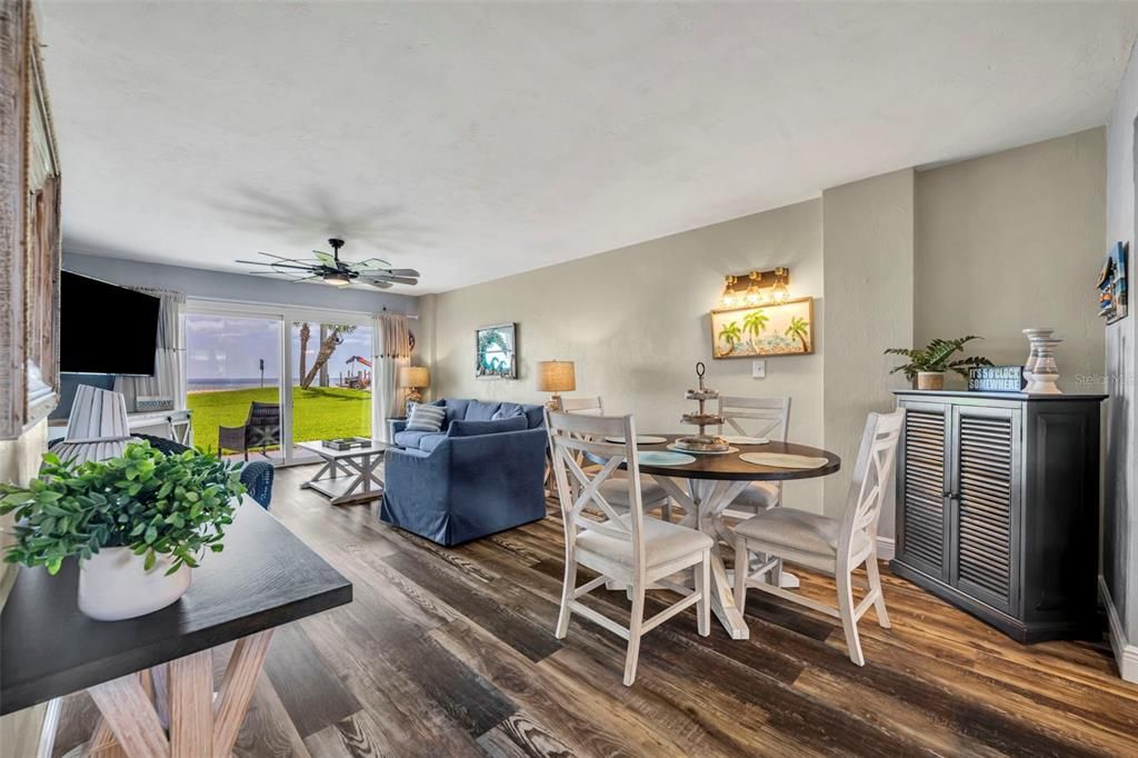 合同活跃: $375,000 (2 贝兹, 2 浴室, 1056 平方英尺)