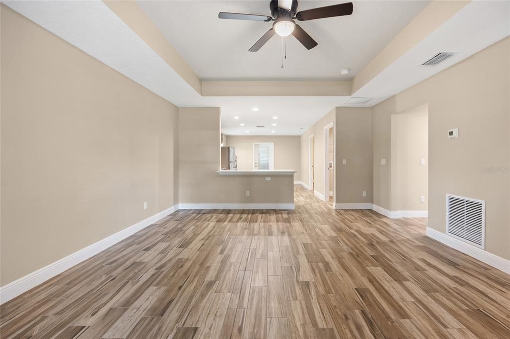 Activo con contrato: $299,900 (3 camas, 2 baños, 1363 Pies cuadrados)