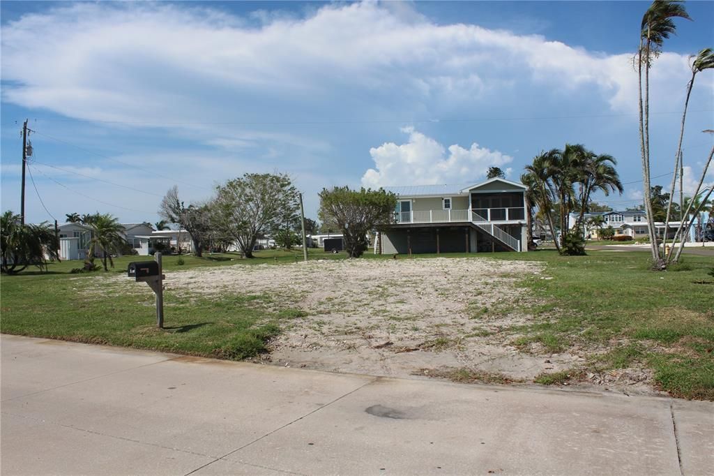 待售: $500,000 (0.23 acres)