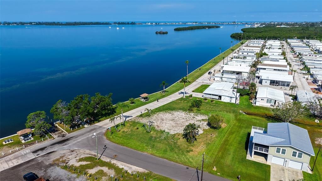 待售: $500,000 (0.23 acres)